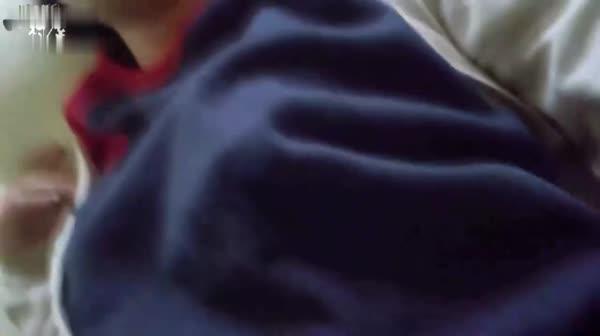 猥琐男套路2位社会经验不多的大学生妹子晕倒带到出租屋玩弄啪啪啪1080P超清2